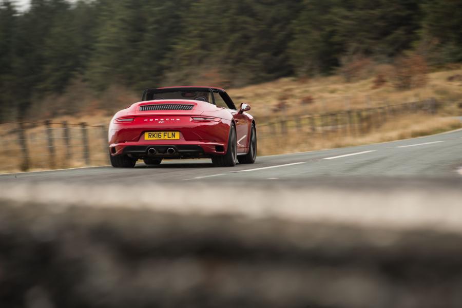  Porsche 911 Carrera 4S Cabriolet 2016 года  (UK) (фото 13 из 30)
